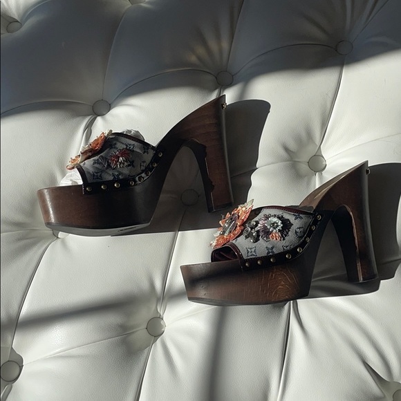 Louis Vuitton Monogram raffia flower platform - Picture 2 of 8